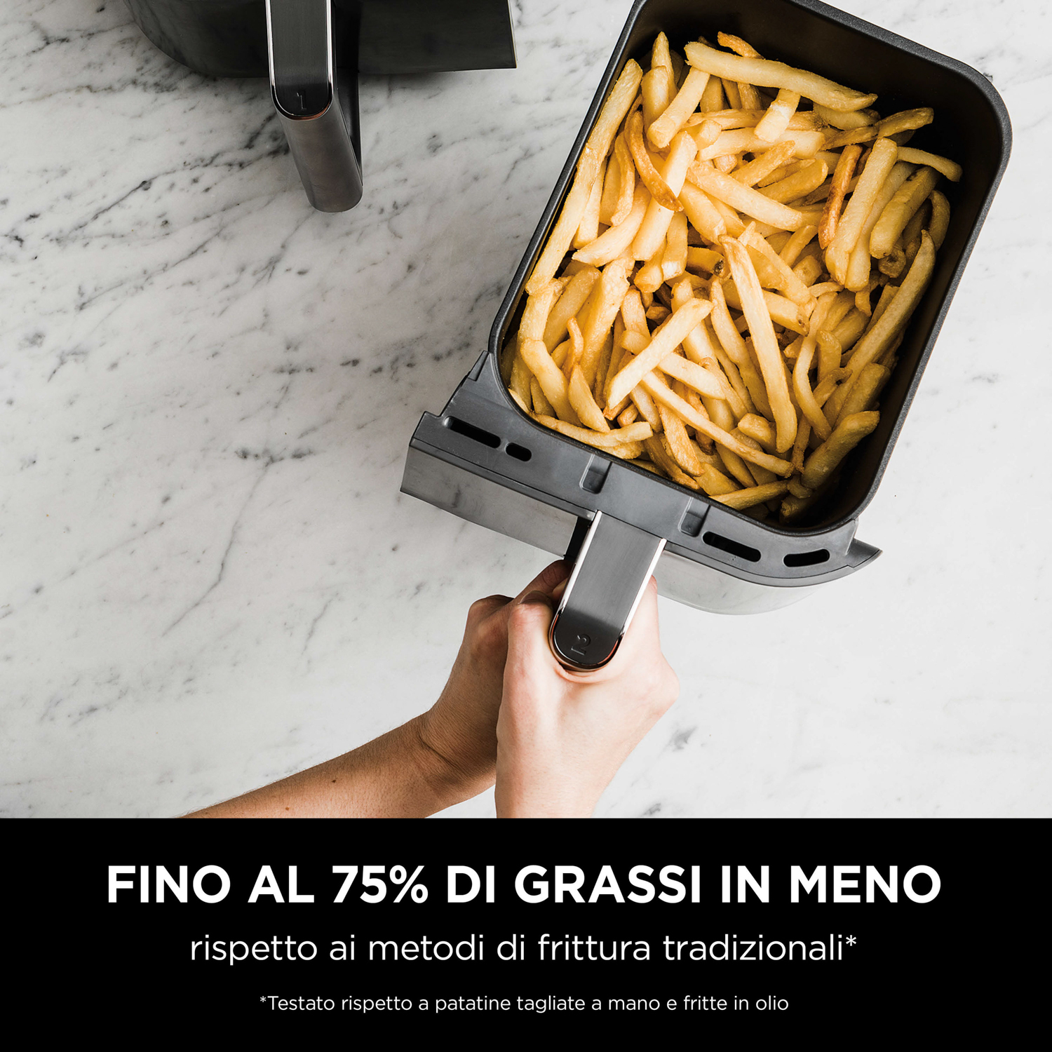 Mani che tengono un vassoio di patatine fritte da una friggitrice ad aria, con il testo: 'FINO AL 75% DI GRASSI IN MENO'.