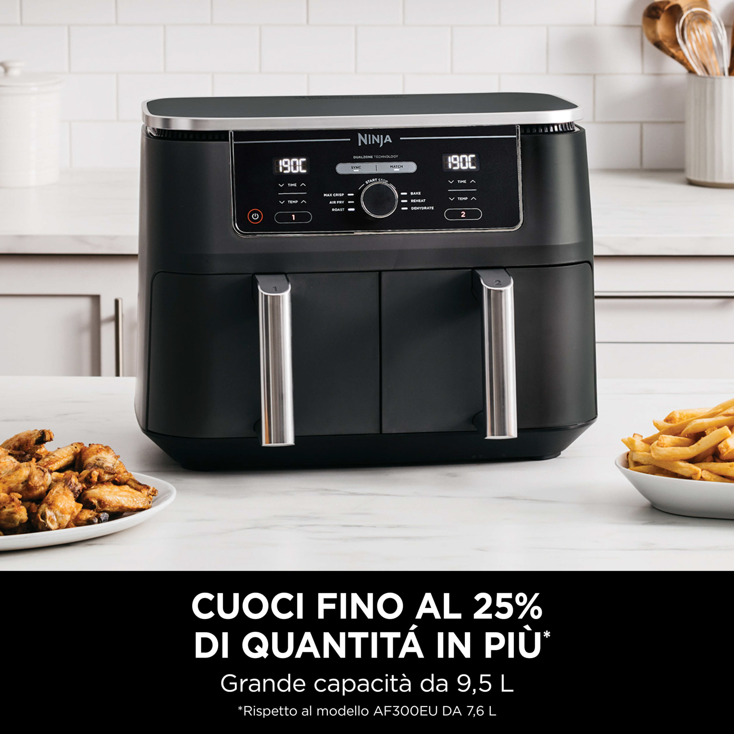 Una friggitrice ad aria Ninja su un piano di lavoro con cibo. Friggitrice nera con display digitale.