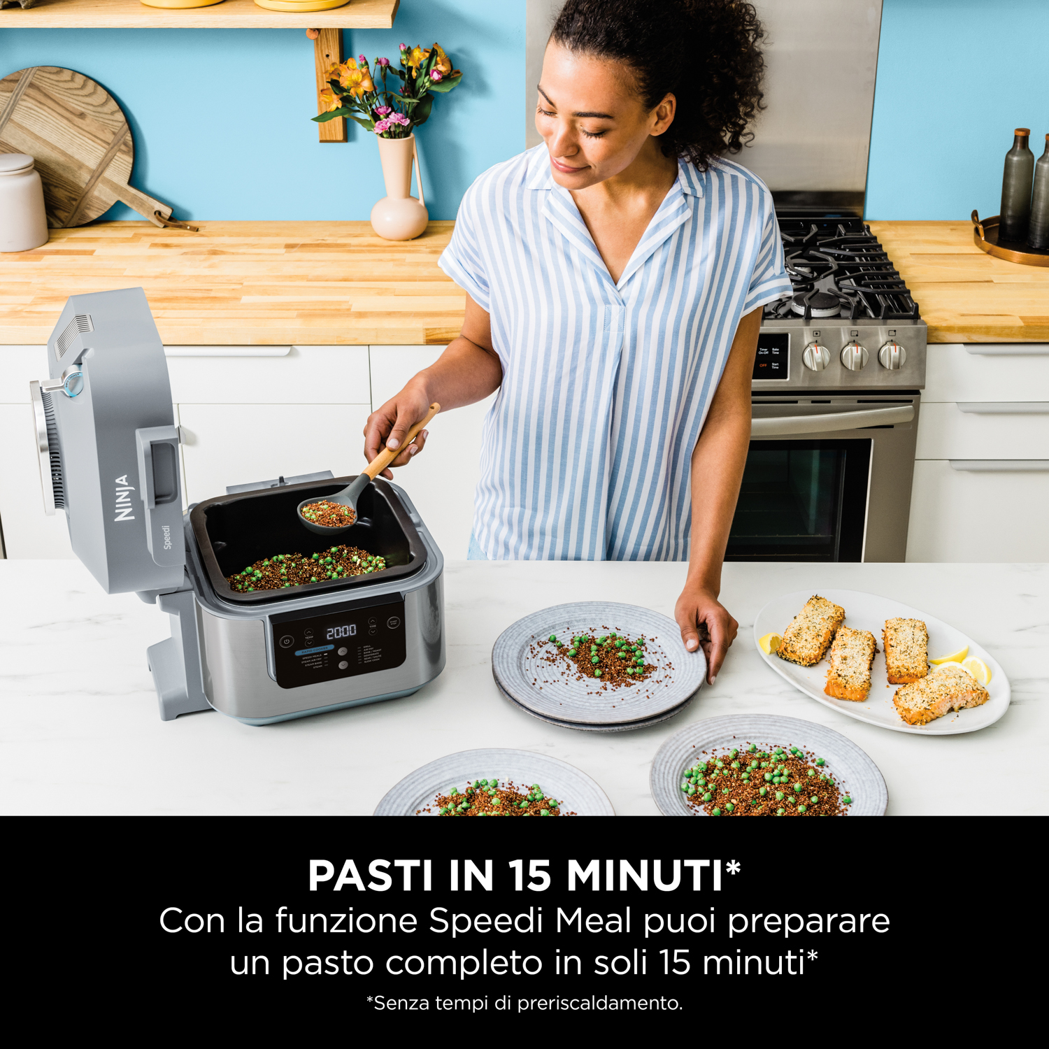 Una donna che prepara un pasto con un Ninja Speedi Meal, piatti con cibo sono sul bancone.