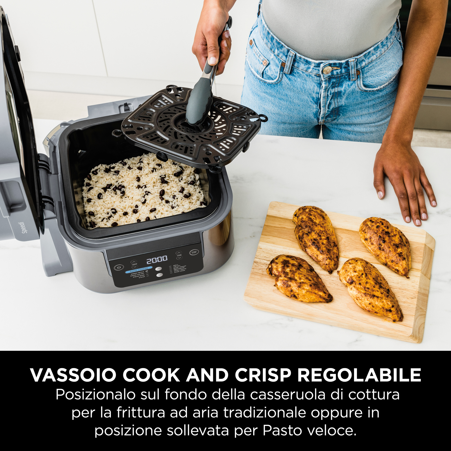 Friggitrice ad aria con petti di pollo cotti su un tagliere di legno e riso cotto.