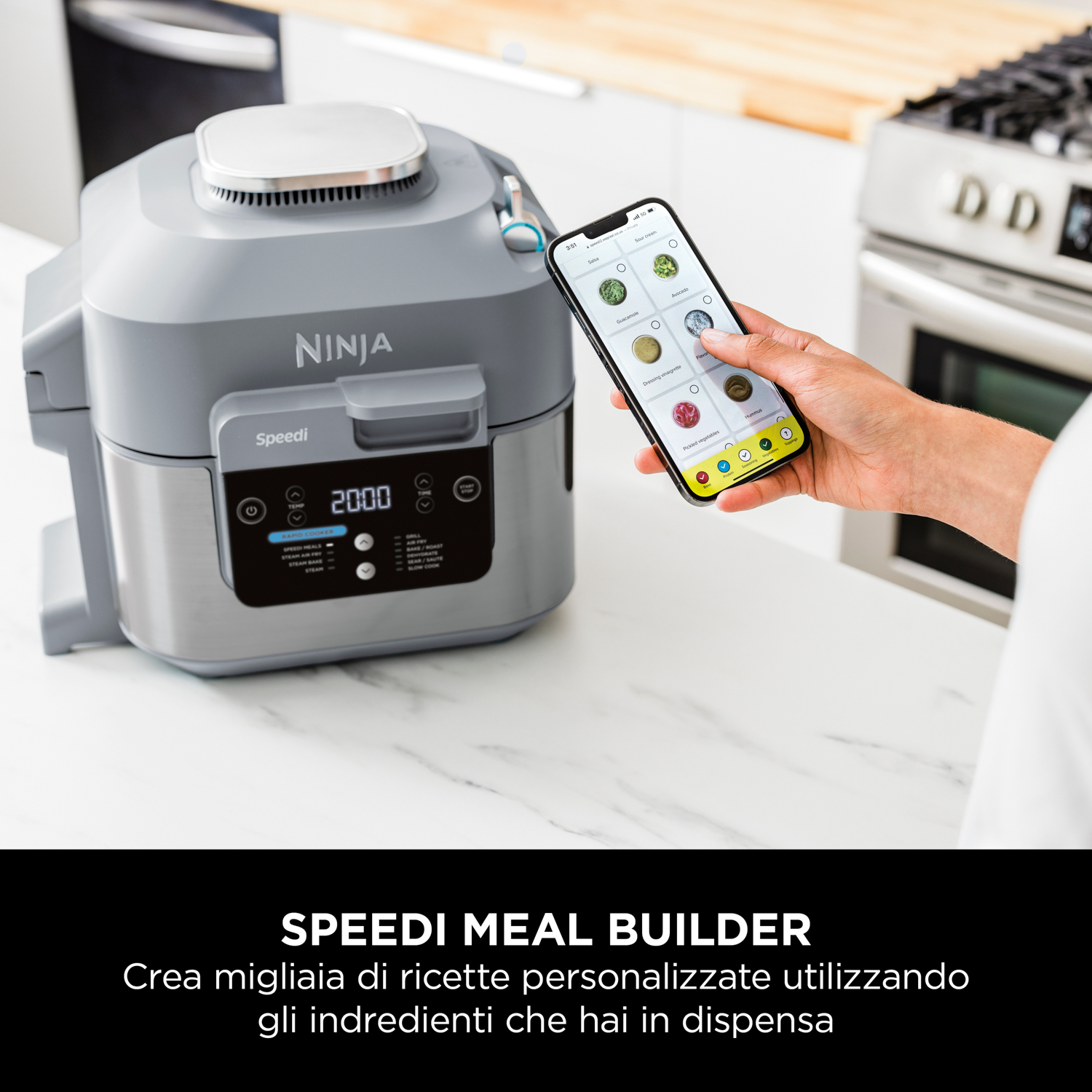 Una friggitrice ad aria Ninja aperta con pollo cotto e contorni, circondata da piatti di cibo.