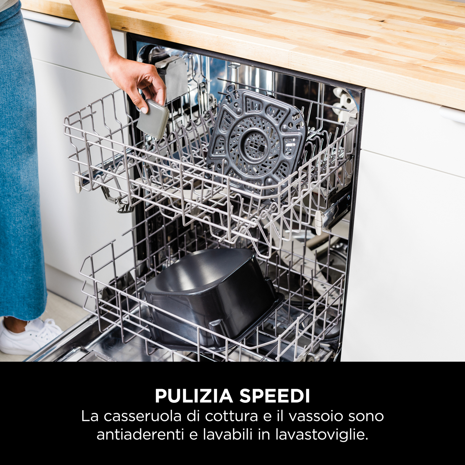 Una donna mette i pezzi di Speedi in una lavastoviglie. I pezzi sono neri e grigi.
