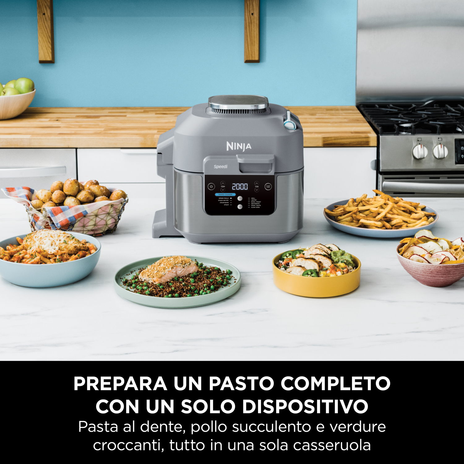 Un Ninja Speedi su un bancone con piatti cotti: pasta, salmone, patatine, pollo e patate.