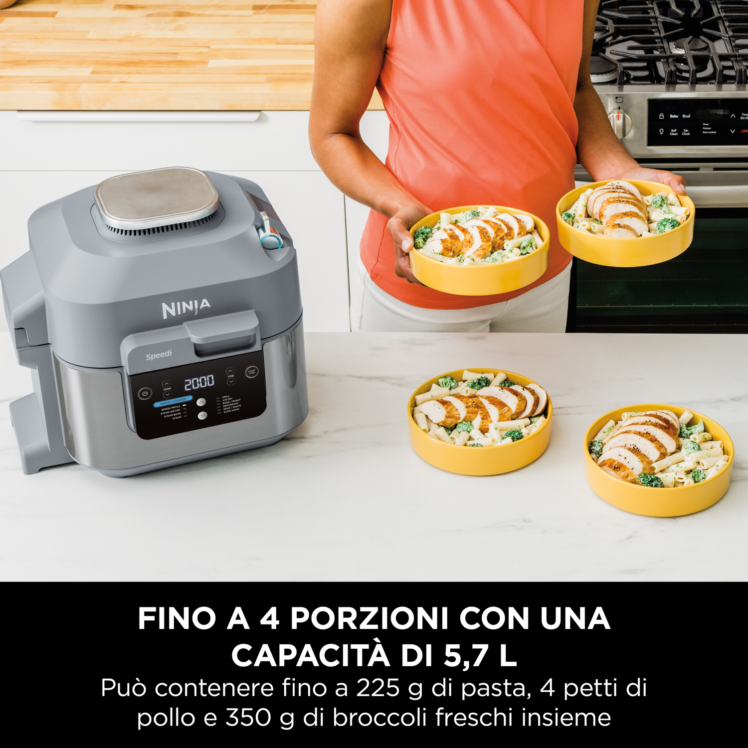 Persona che serve pollo e pasta, multicooker Ninja Speedi in vista.