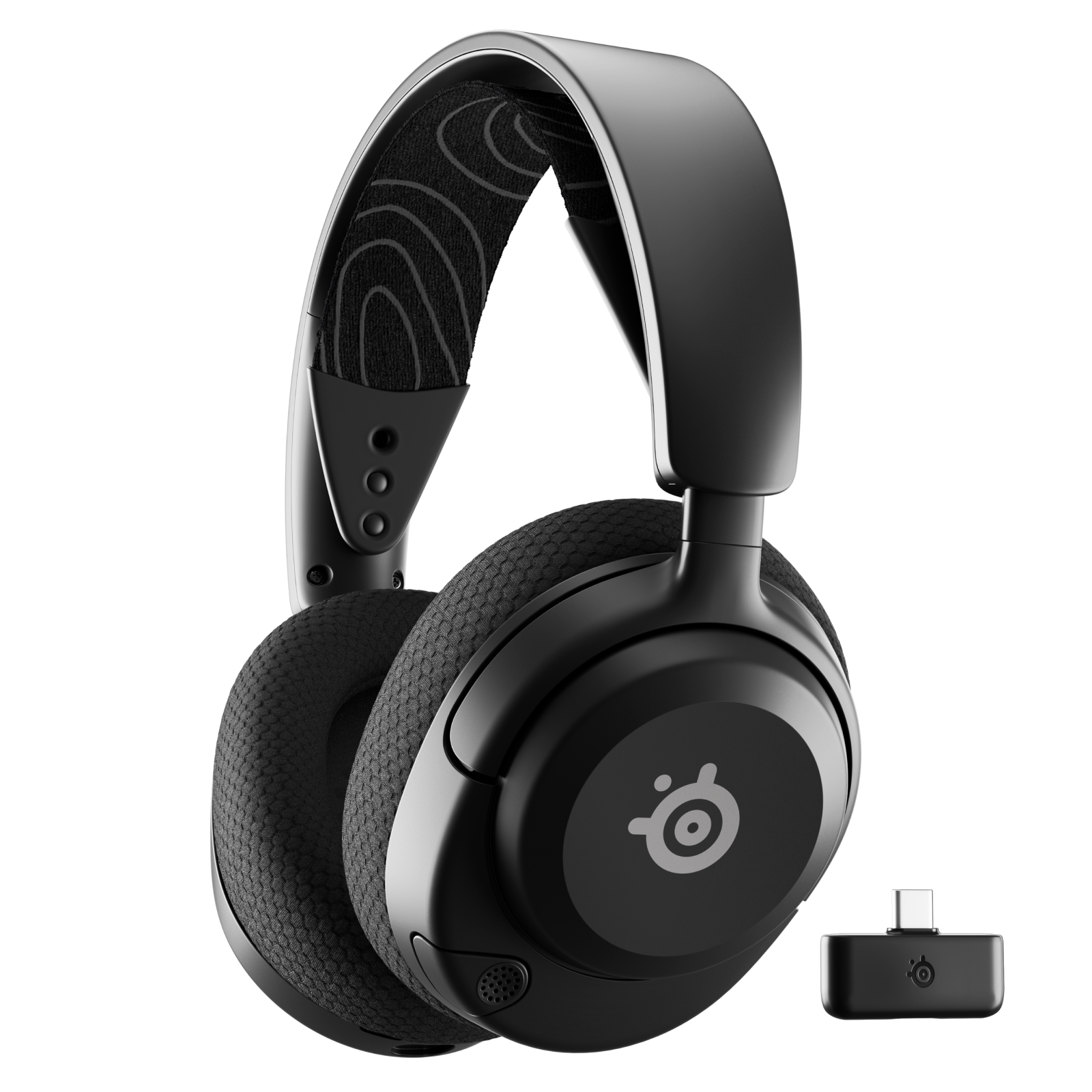 Schwarzes SteelSeries-Headset mit Ohrmuscheln, Kopfband und einem USB-Dongle. Weißer Hintergrund.