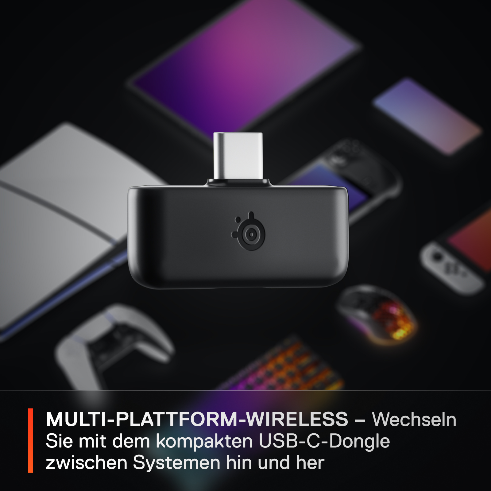 Schwarzer USB-C-Dongle mit Logo und andere technische Geräte im Hintergrund.