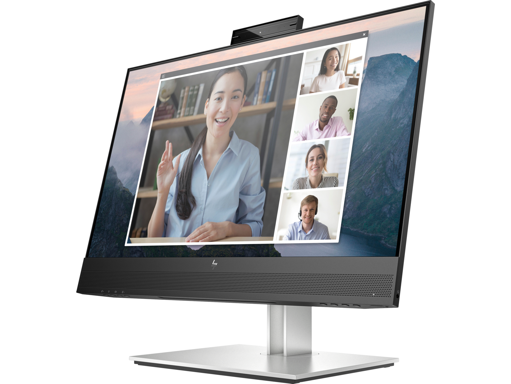 Una computadora todo en uno HP que muestra una videollamada. Hay personas en la pantalla y montañas en el fondo.
