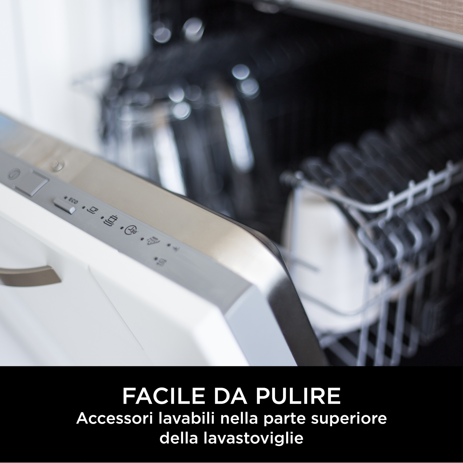 Sigillatrice sottovuoto bianca e nera aperta con interno nero, sfondo nero.