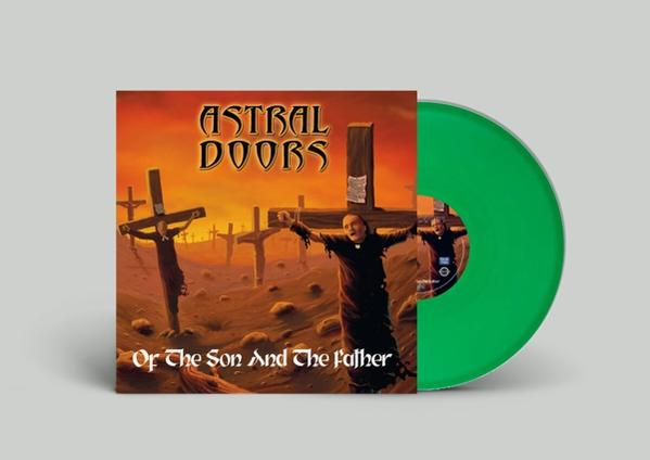 Albumcover mit Priester auf Kreuzen, Titel 'Astral Doors'. Grüne Vinyl-Schallplatte ist auch sichtbar.