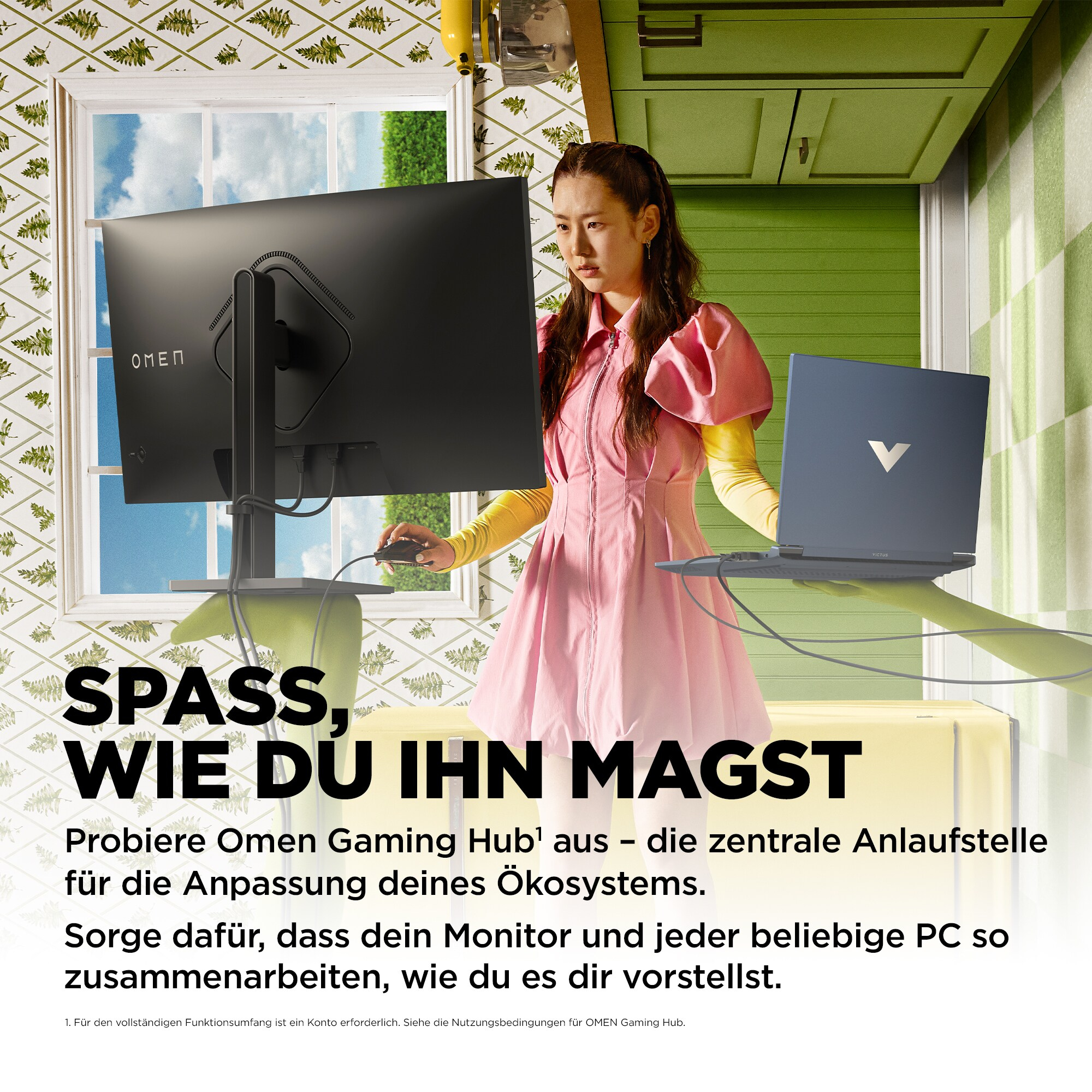 Frau in pinkfarbenem Kleid und Laptop. OMEN-Monitor im Hintergrund.