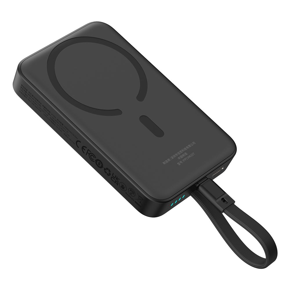 Dairesel şarj alanı ve halkası olan siyah powerbank. Beyaz zemin.