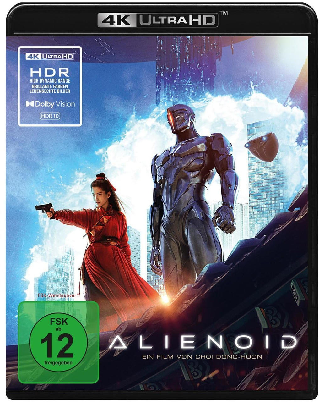 Filmcover mit Frau mit Waffe und Roboter in futuristischer Umgebung. Titel: Alienoid.