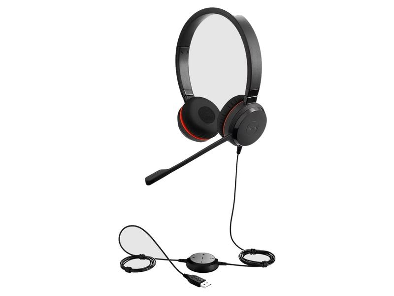 Ein schwarzes Headset mit Mikrofon und USB-Steuereinheit auf weißem Hintergrund.