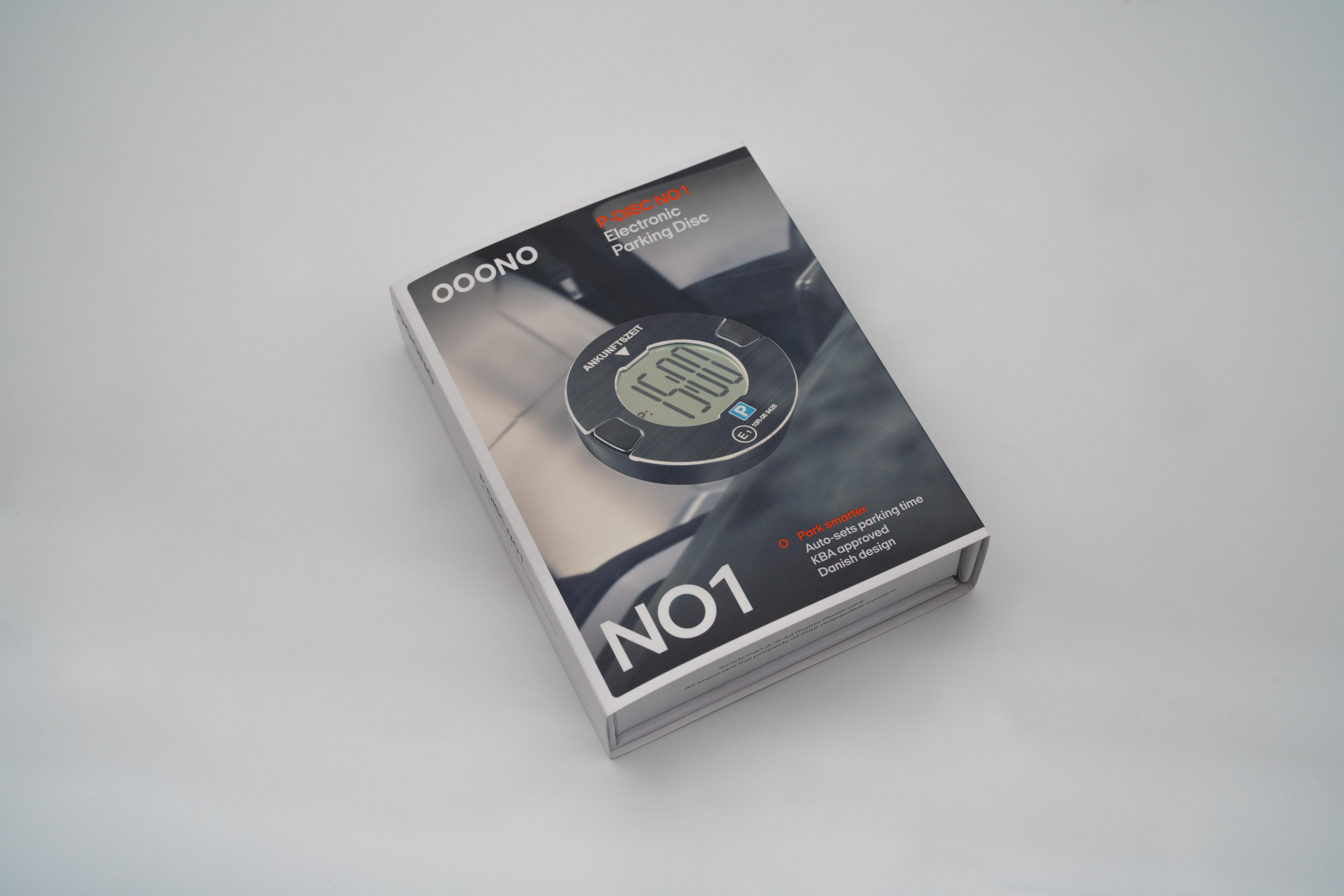 Eine Schachtel mit der Aufschrift "OOno Electronic Parking Disc No. 1" auf weißem Untergrund. Die Schachtel ist weiß und schwarz.