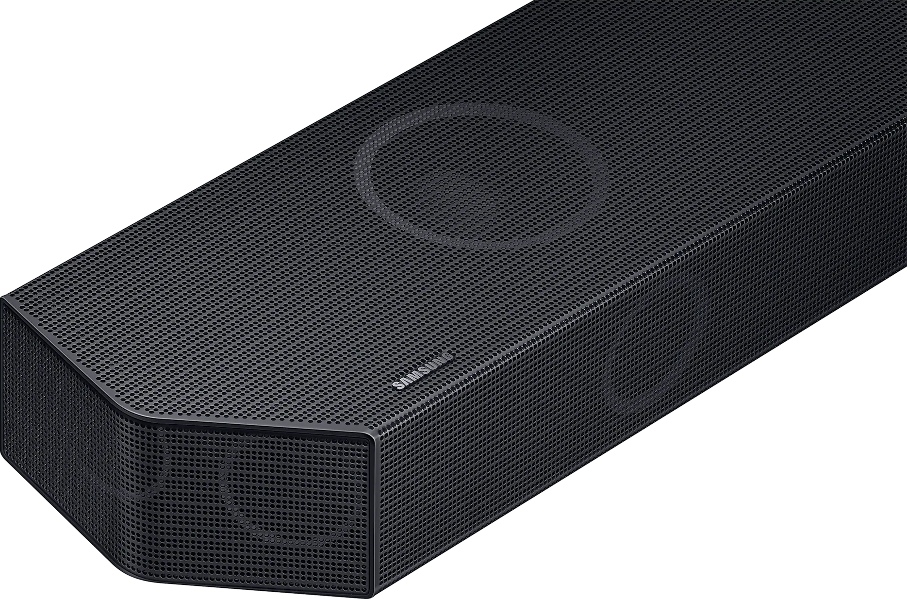 Schwarze Soundbar mit perforierter Front. Das Samsung-Logo ist sichtbar. Es hat eine abgerundete Ecke und ein kreisförmiges Design.