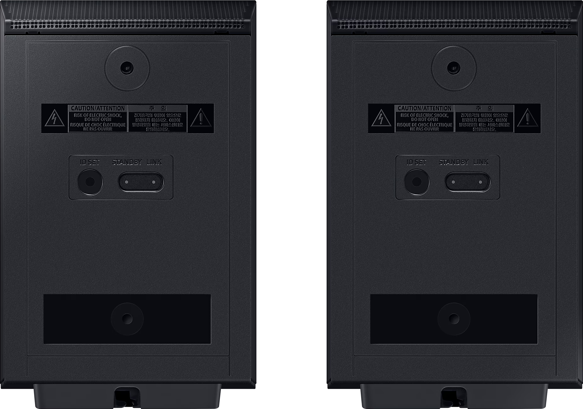Deux enceintes noires. L'arrière des enceintes avec des étiquettes d'avertissement et des ports de connexion. Fond noir.
