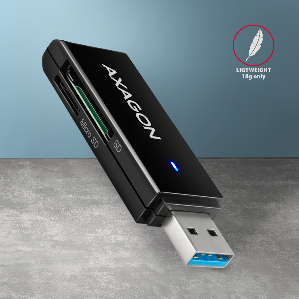 Egy fekete Axagon USB kártyaolvasó kék jelzőfénnyel és a 'Lightweight 18g only' szöveggel.