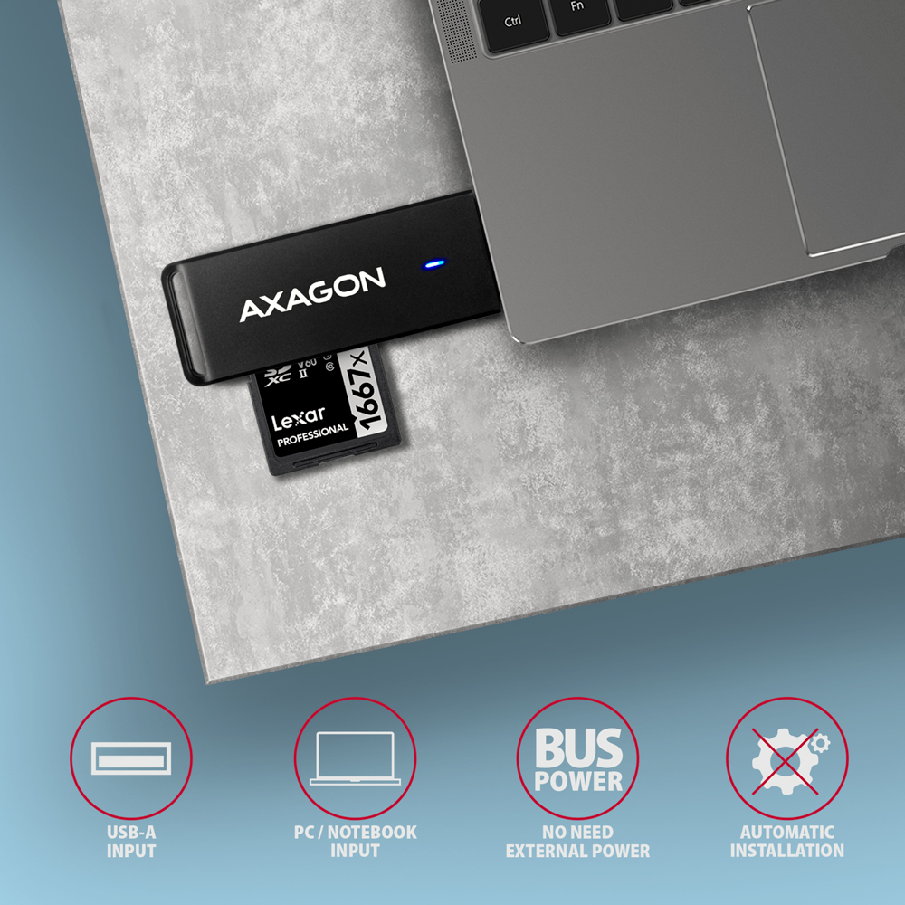 Egy Axagon kártyaolvasó csatlakoztatva egy laptophoz. Egy Lexar kártya behelyezve.