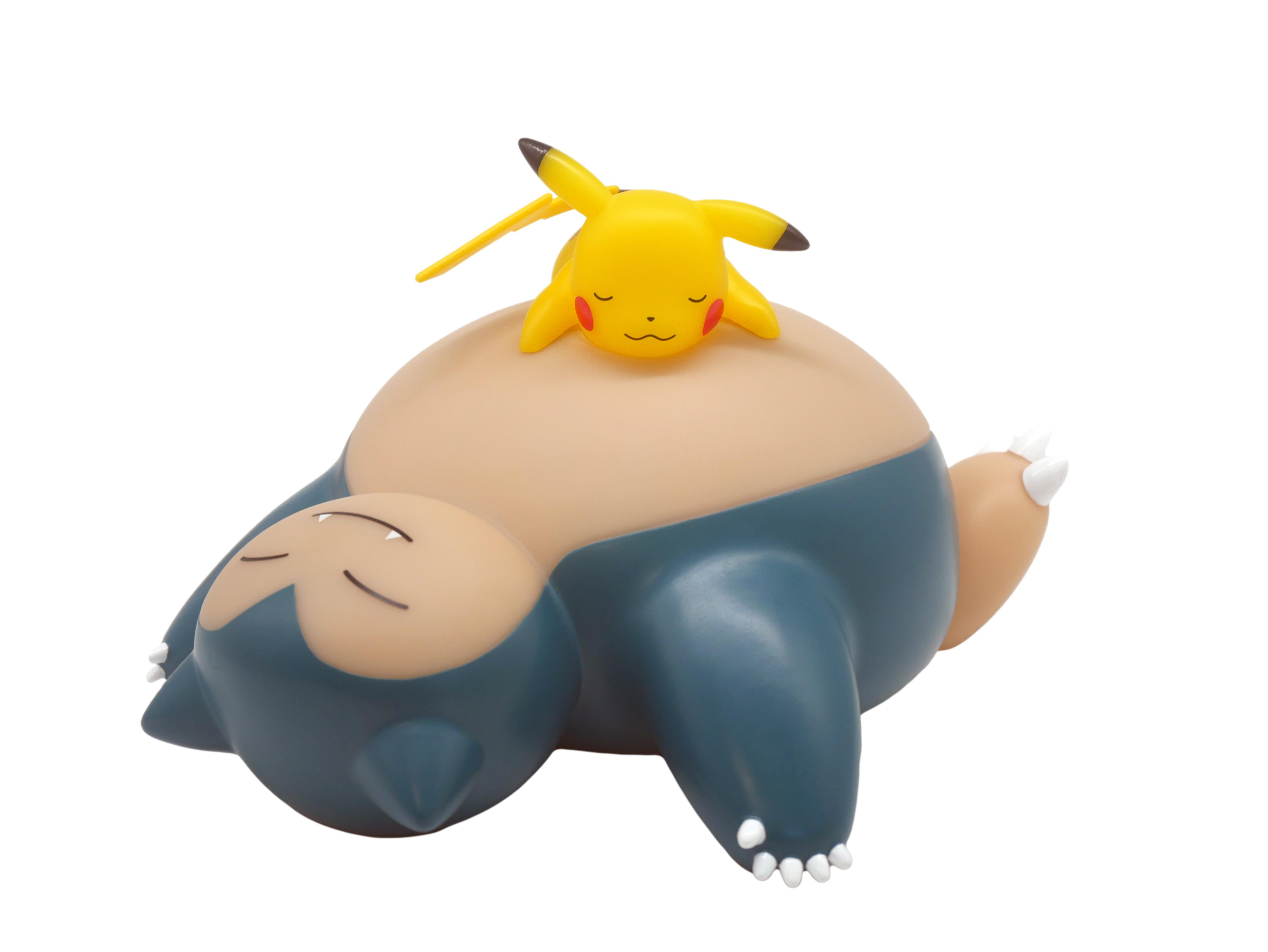 Eine Snorlax-Figur schläft mit einem Pikachu oben drauf. Der Hintergrund ist weiß.