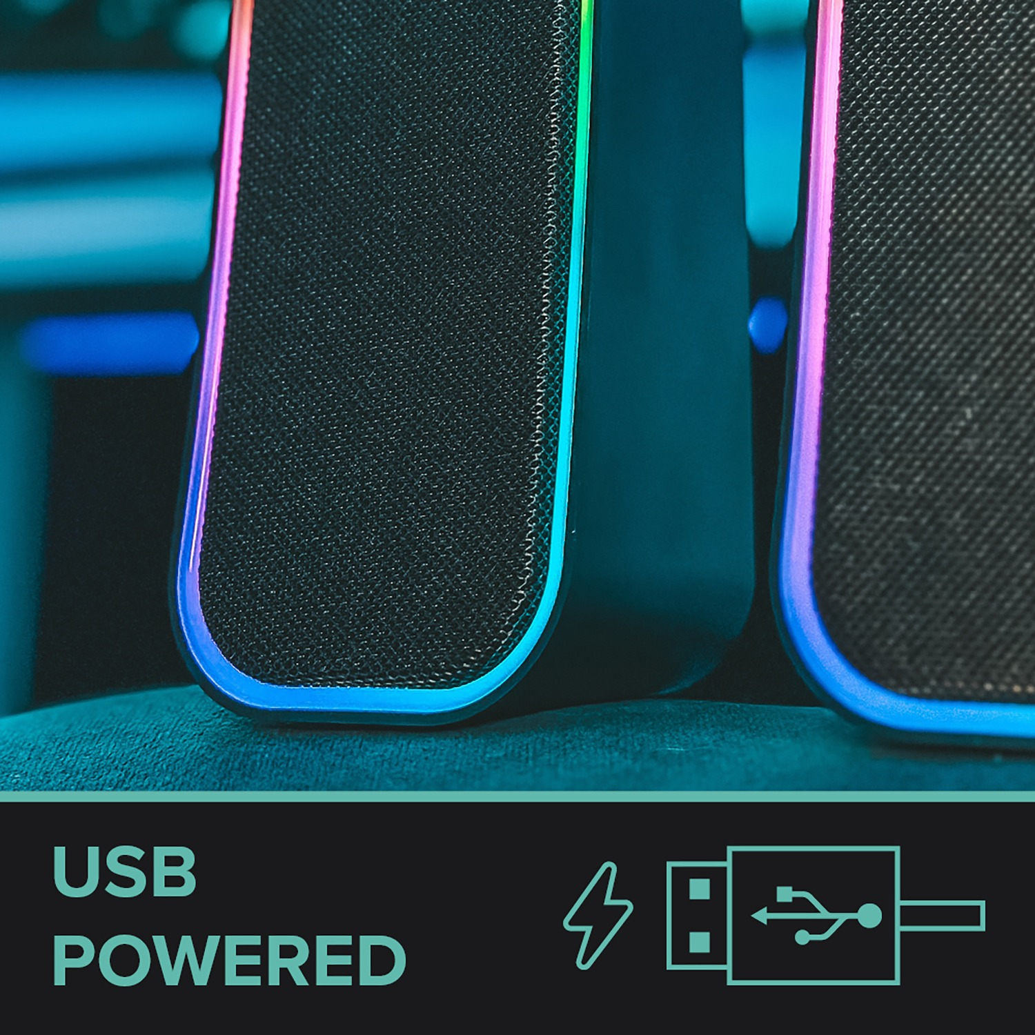 Zwei schwarze Lautsprecher mit bunten Lichtern an den Seiten. Der Text lautet 'USB Powered' mit einem Symbol.