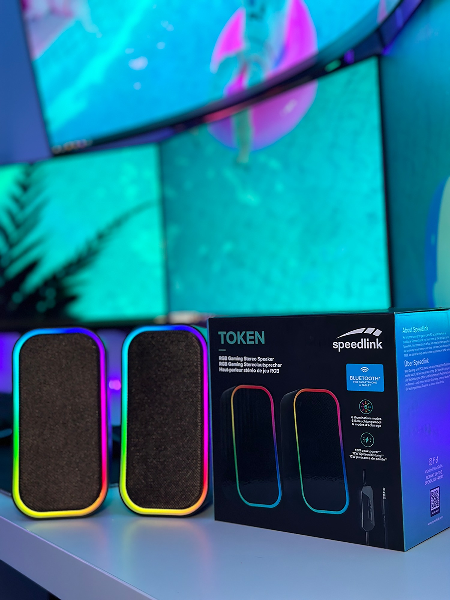 Zwei RGB-Lautsprecher und die Verpackung auf dem Tisch.