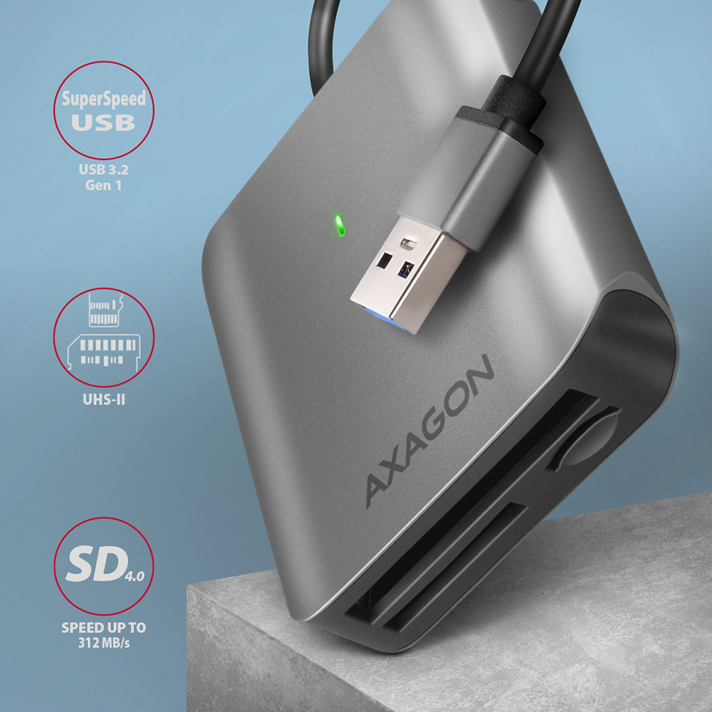 Egy szürke Axagon USB hub, USB kábellel csatlakoztatva. A szöveg USB 3.2 Gen 1, UHS-II és SD 4.0 sebességet jelzi, akár 312 MB/s-ig.