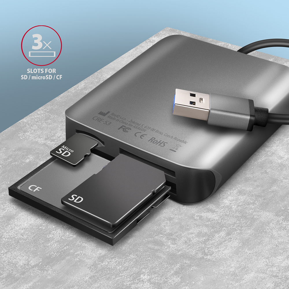Szürke kártyaolvasó behelyezett SD-kártyákkal. USB-kábel csatlakoztatva. A szöveg azt mondja: "3x slots".