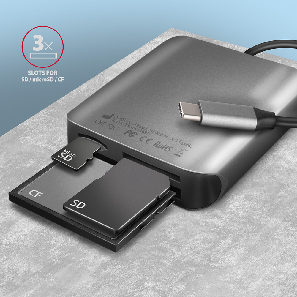 Ezüst USB-C hub SD kártya nyílásokkal. Két SD kártya van behelyezve.