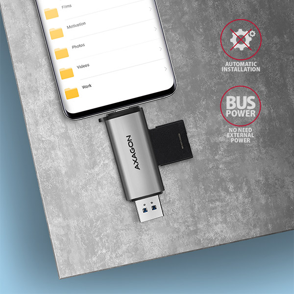 Ezüst USB adapter telefonhoz csatlakoztatva, fájlkezelő felülettel.