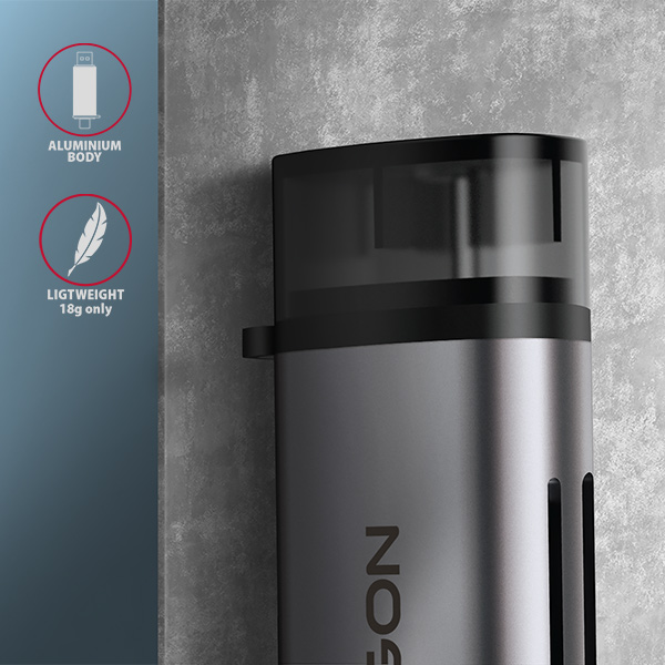 Egy sötétszürke vape toll közelképe, szöveggel és ikonokkal az oldalán.