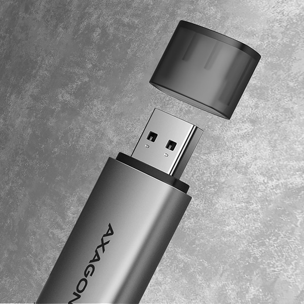 Ezüst USB meghajtó levett kupakkal, Axagon márka.