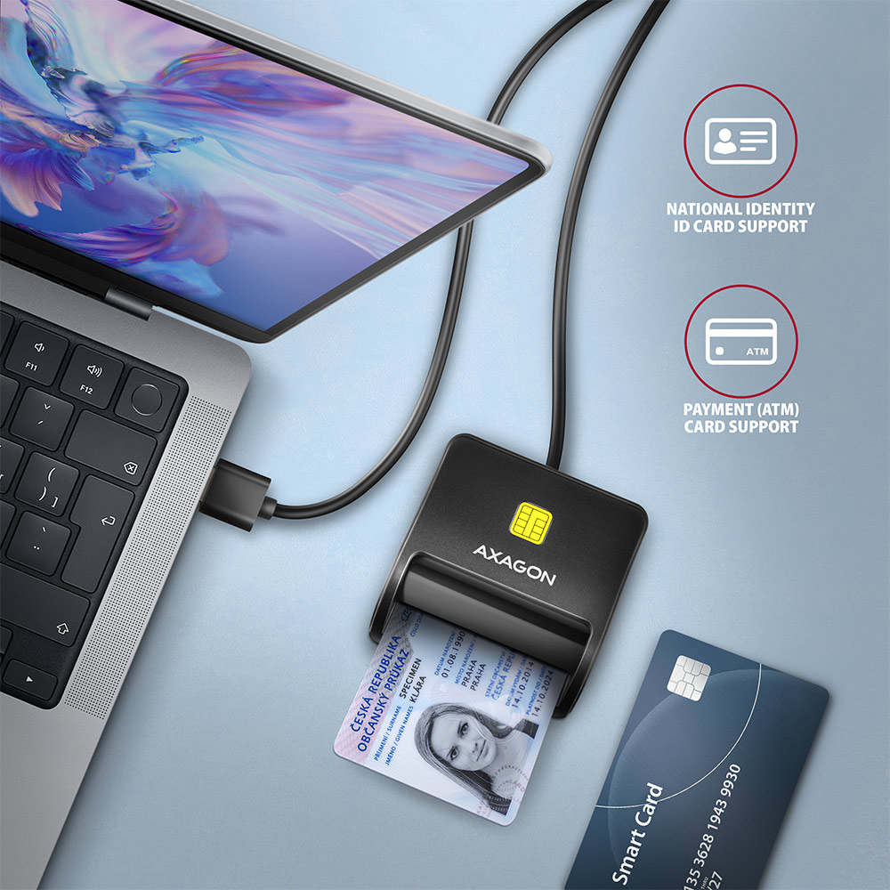 Egy laptop kártyaolvasóhoz csatlakoztatva, személyi igazolvánnyal, bankkártyákkal és ikonokkal.