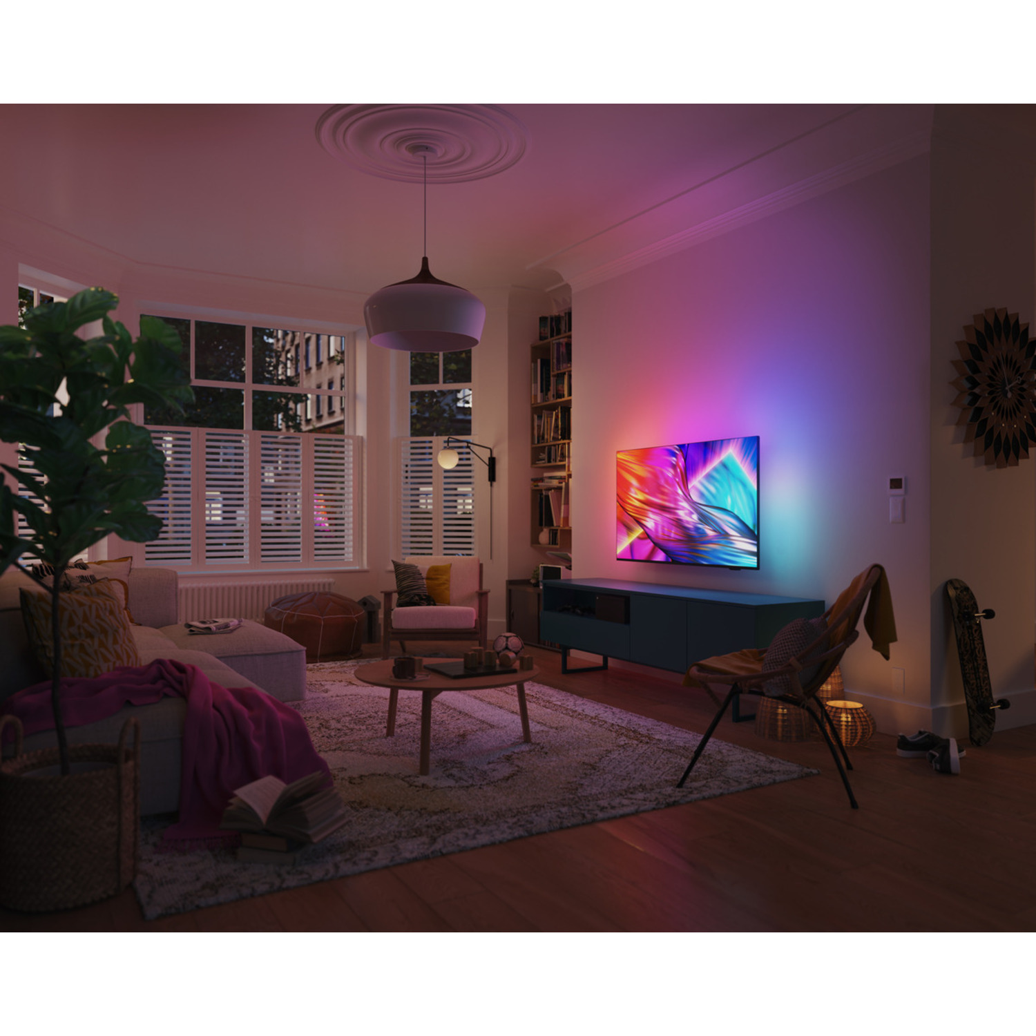 Een woonkamer met een tv, bank, tapijt en planten, verlicht met sfeerverlichting.