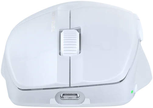 Weiße Computermaus. Mit Scrollrad und Ladeanschluss. Das Turtle Beach Logo ist sichtbar.