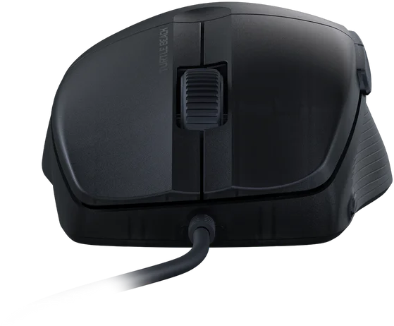 Schwarze Computermaus mit Scrollrad und Kabel auf schwarzem Hintergrund.