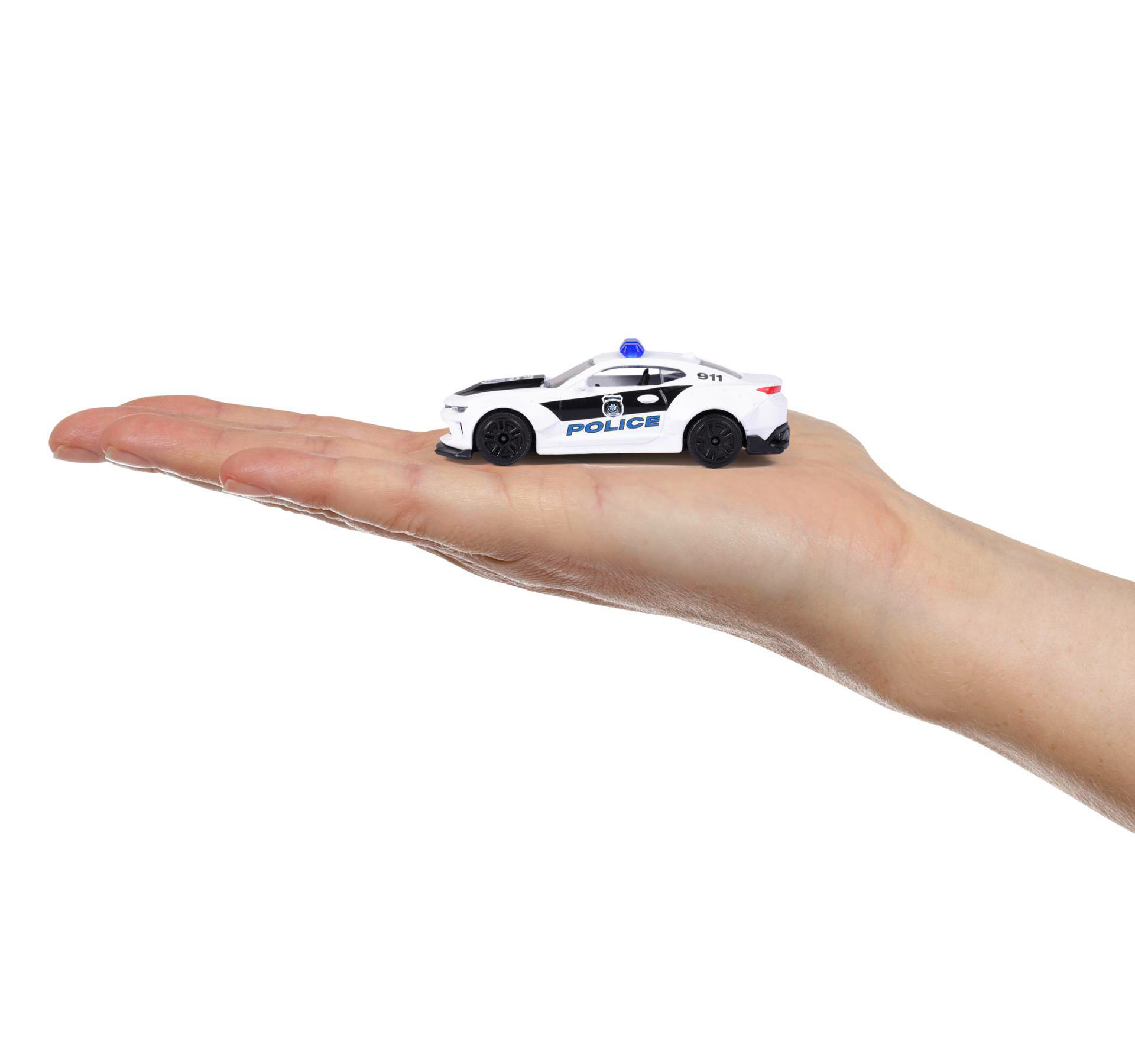 Ein kleines, weißes und schwarzes Polizeiauto wird in einer Hand gehalten. Das Auto hat ein blaues Licht oben.