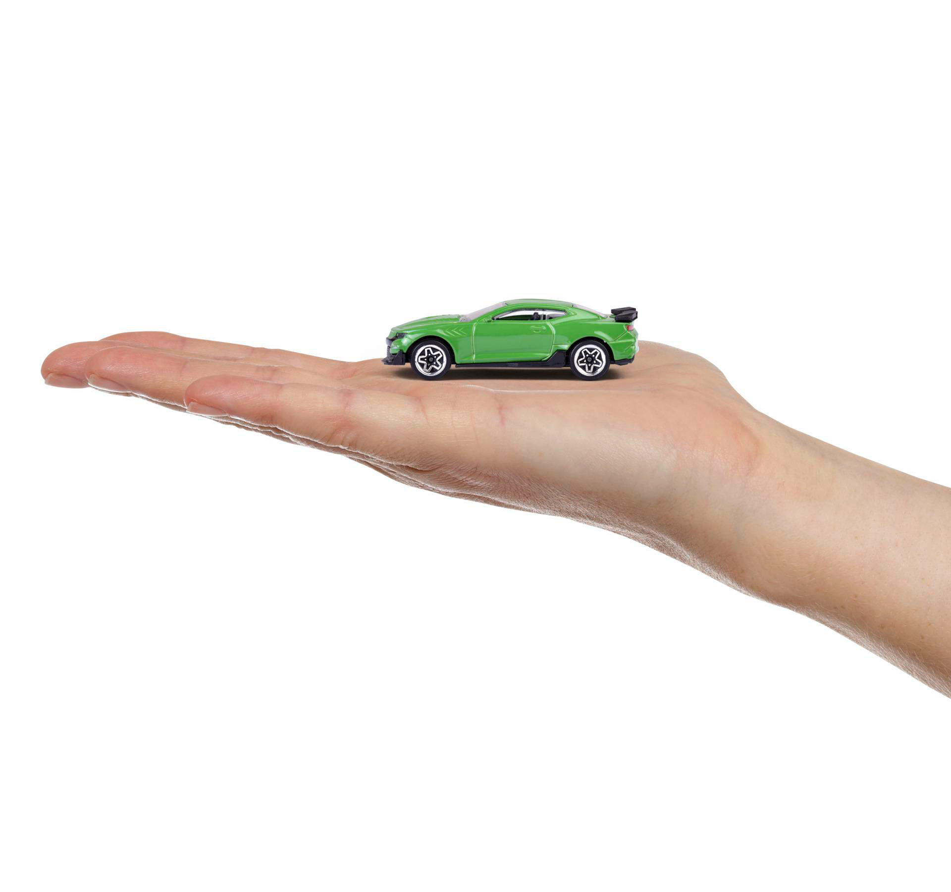 Ein grünes Spielzeugauto wird in der Handfläche einer Person gehalten, vor weißem Hintergrund.