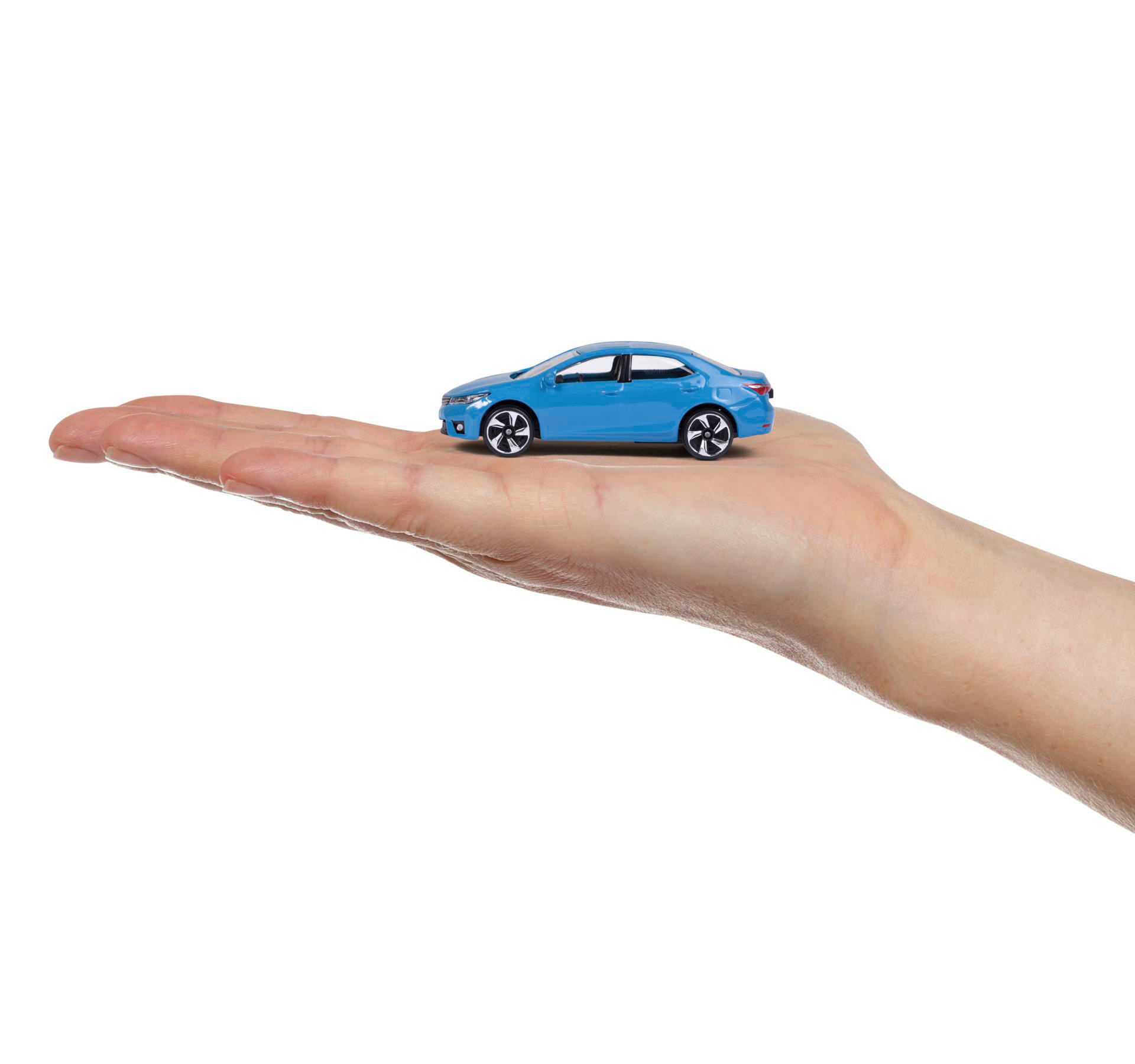 Die Hand einer Person, die ein kleines blaues Auto hält.