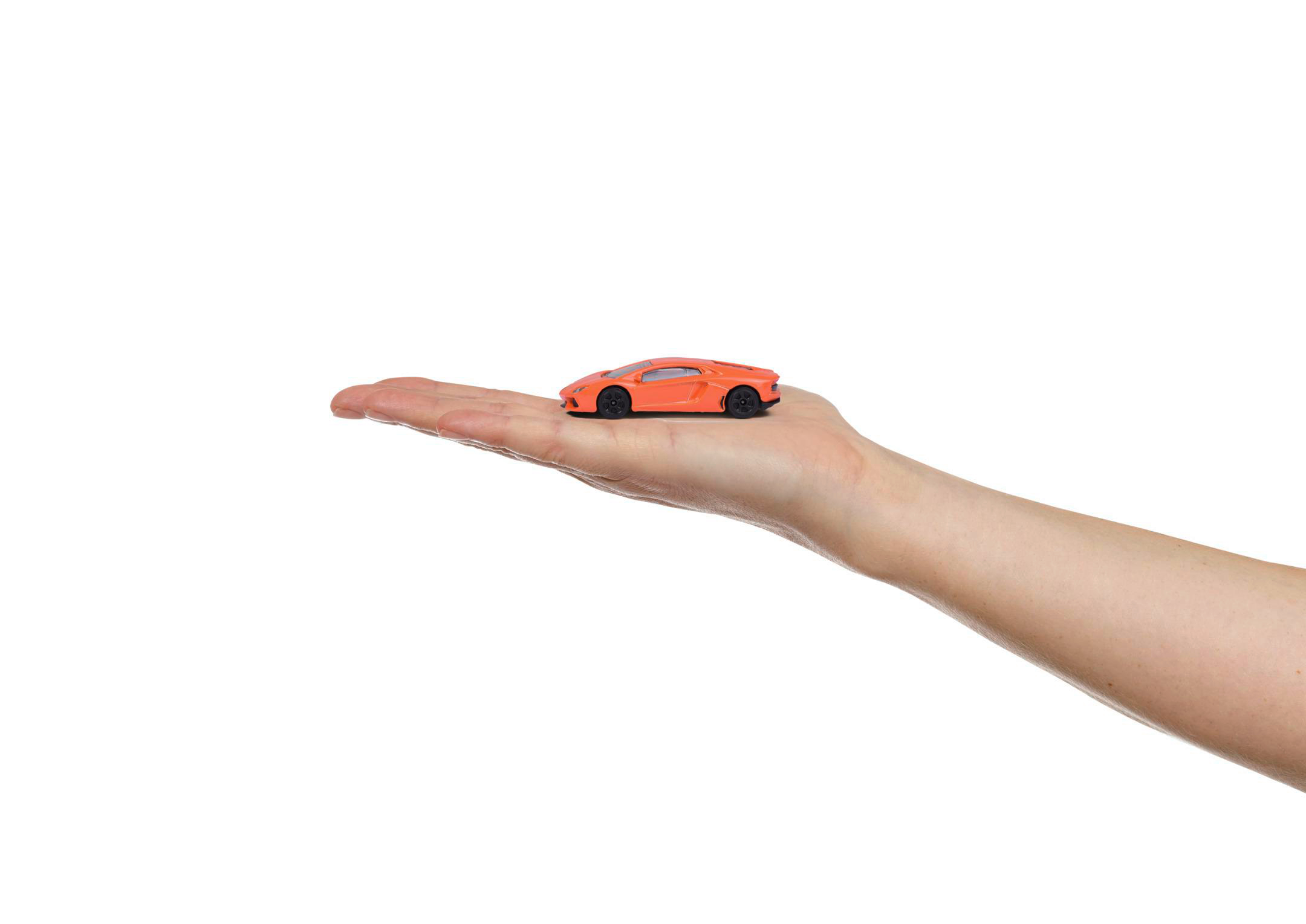 Eine Spielzeugauto-Verpackung mit einem weiß-blauen Toyota GT86-Auto darin.