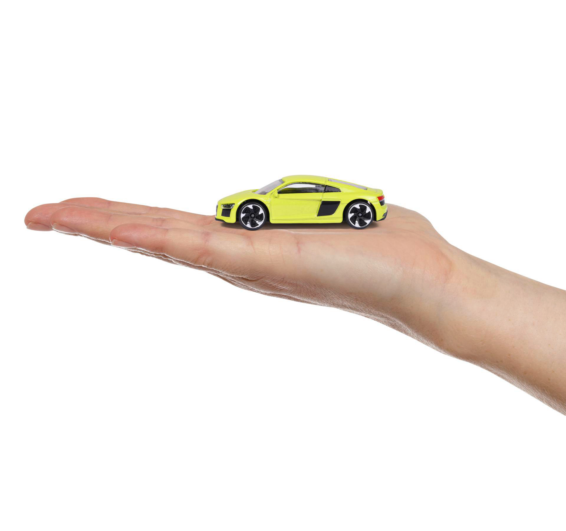 Ein gelbes Spielzeugauto wird in der offenen Hand einer Person gehalten. Weißer Hintergrund. Das Auto ist ein Audi R8.