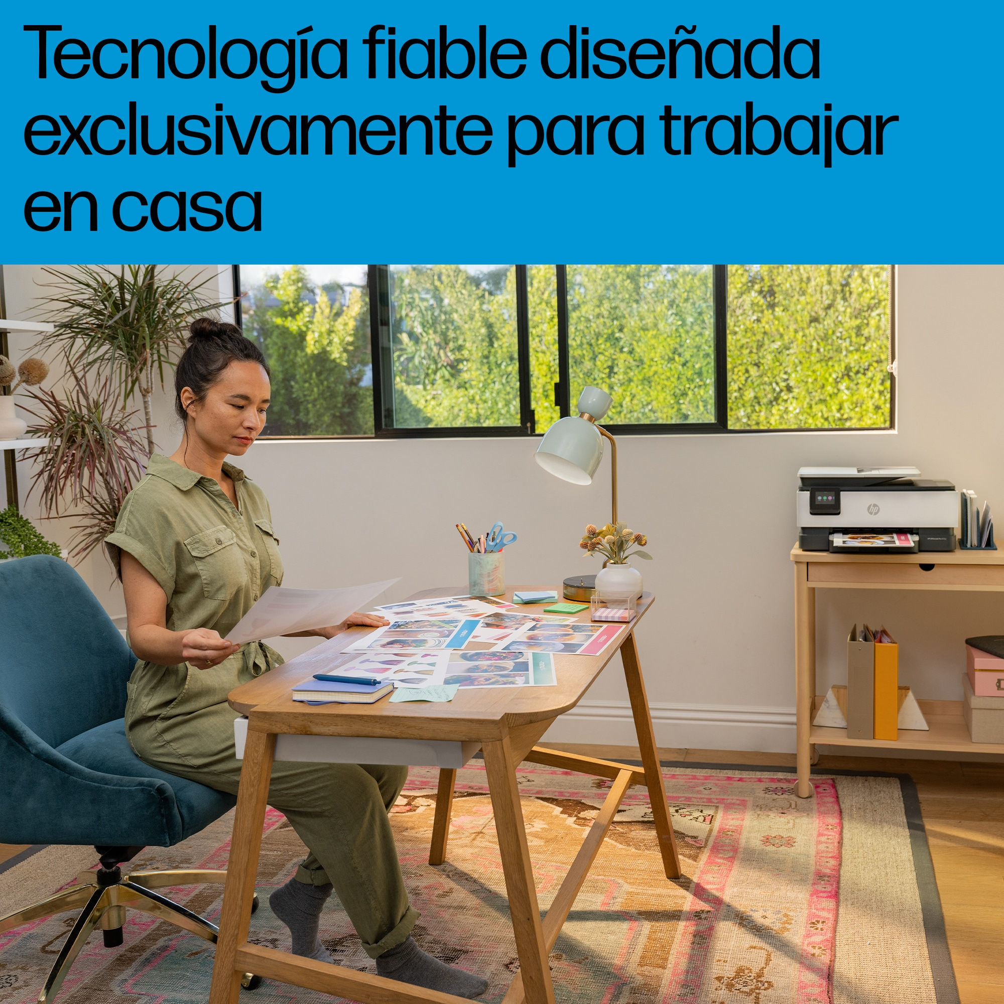 Mujer en escritorio con papeles, impresora. Texto: Tecnología fiable diseñada exclusivamente para trabajo en casa.