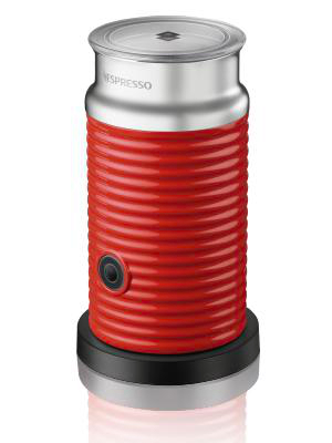 Ein roter Nespresso Milchaufschäumer mit silbernem Deckel und Boden, auf weißem Hintergrund.