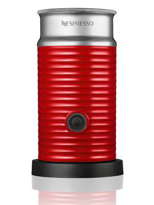 Ein roter Nespresso Aeroccino Milchaufschäumer. Silberner Deckel, schwarzer Sockel und roter gerippter Körper.