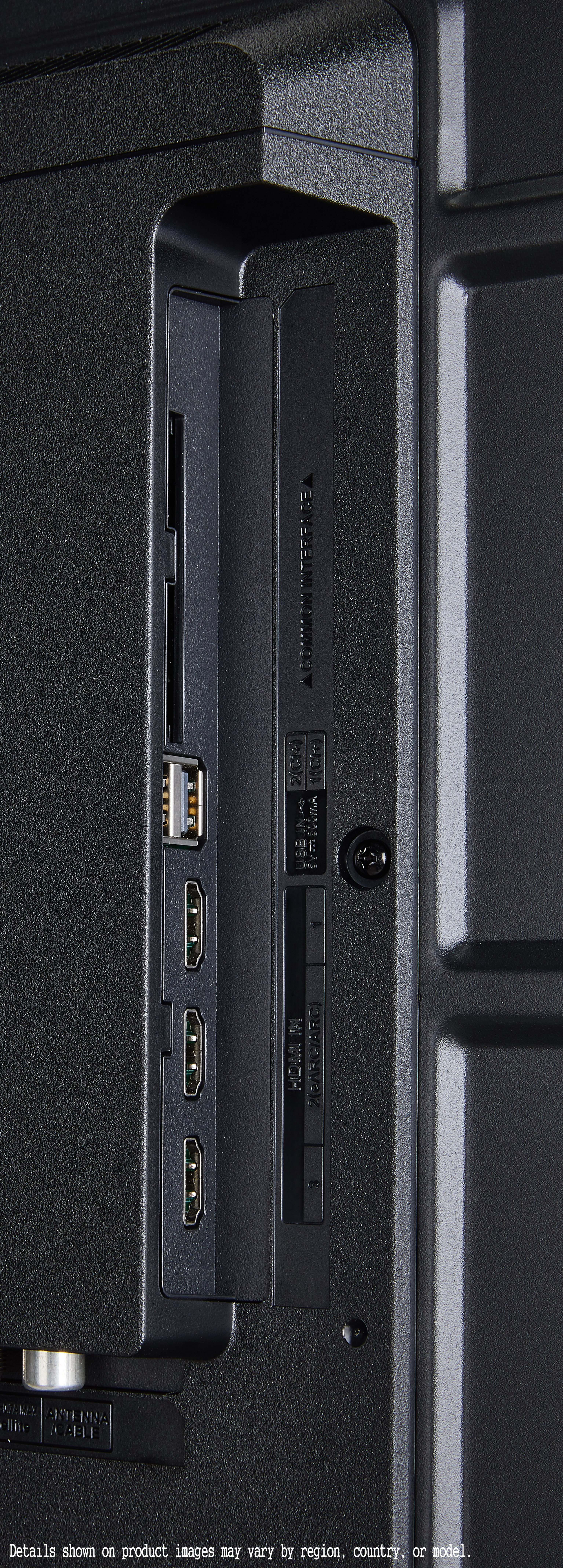 Nahaufnahme der Rückseite eines schwarzen Fernsehers mit verschiedenen Anschlüssen wie HDMI und USB.