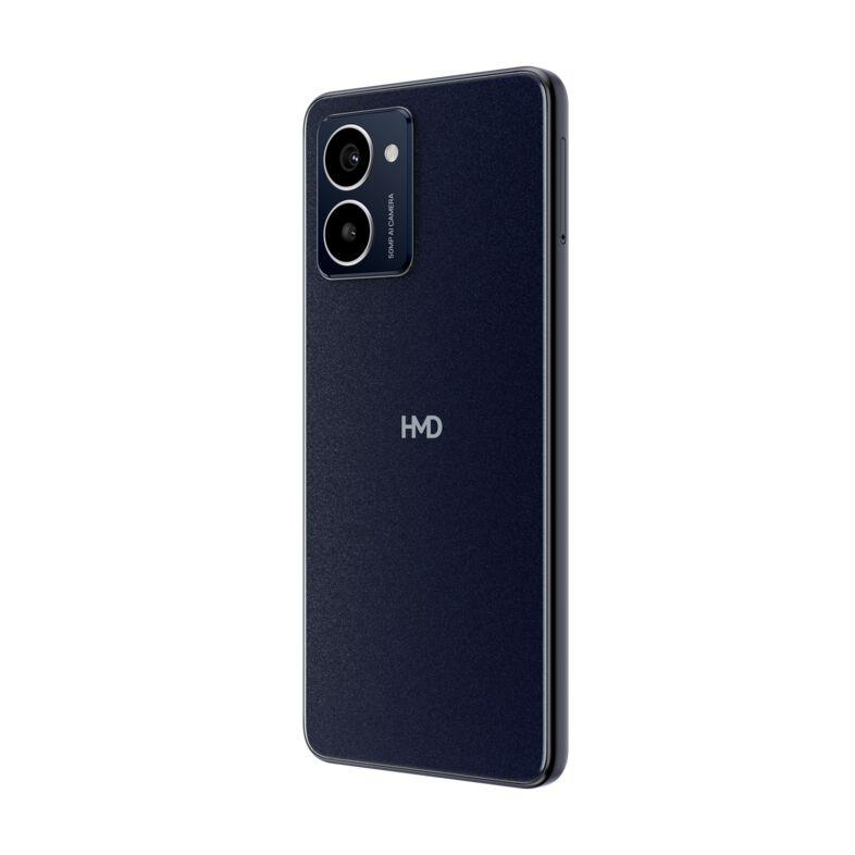 Ein dunkelblaues HMD-Smartphone mit Dual-Kamera und HMD-Logo auf der Rückseite.