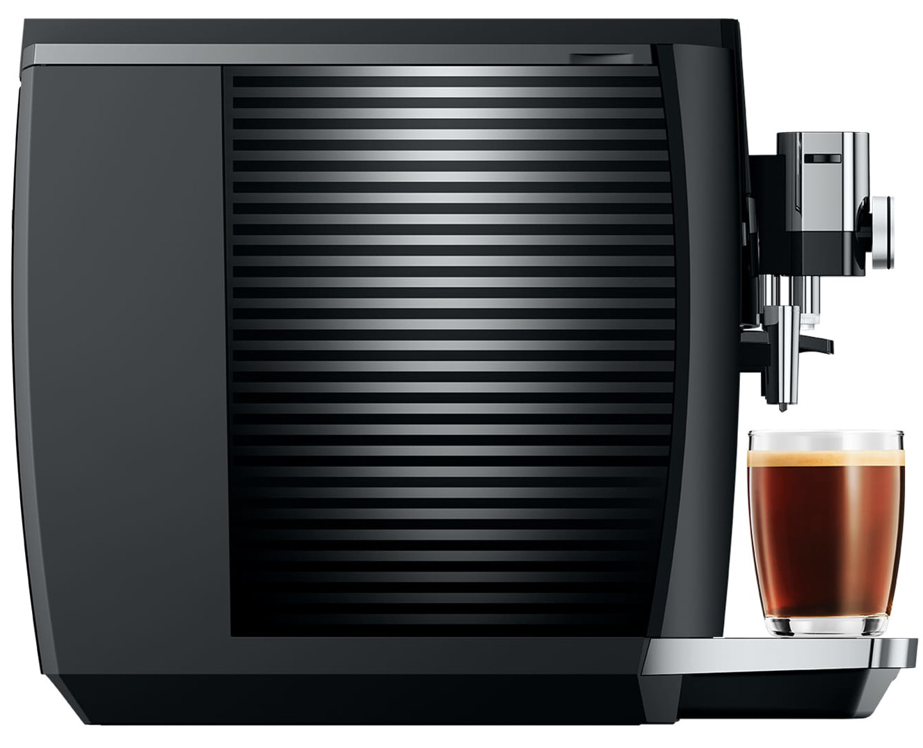 Czarny ekspres do kawy z filiżanką kawy. Znajduje się na białej powierzchni.