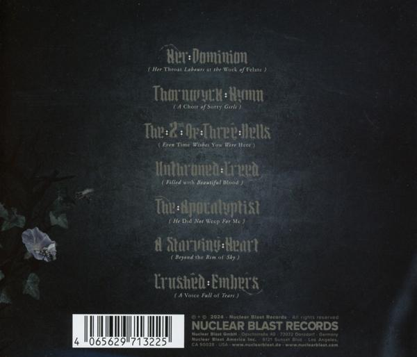 Rückseite des Albums mit Songtiteln und Credits. Schwarzer Hintergrund mit weißem und grauem Text.