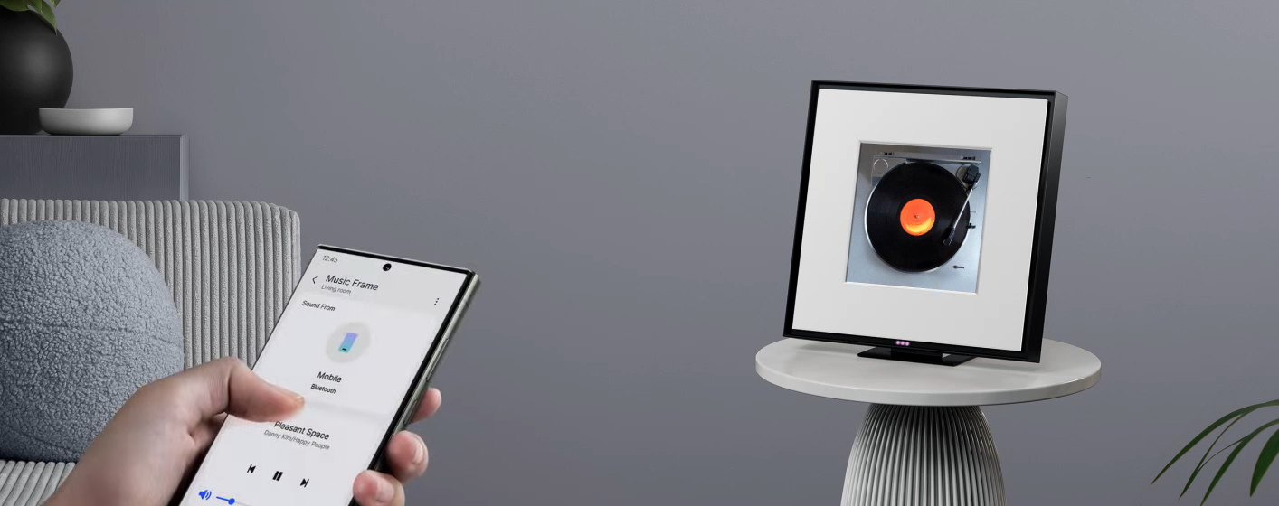 Personne utilisant un téléphone pour contrôler Music Frame et platine.