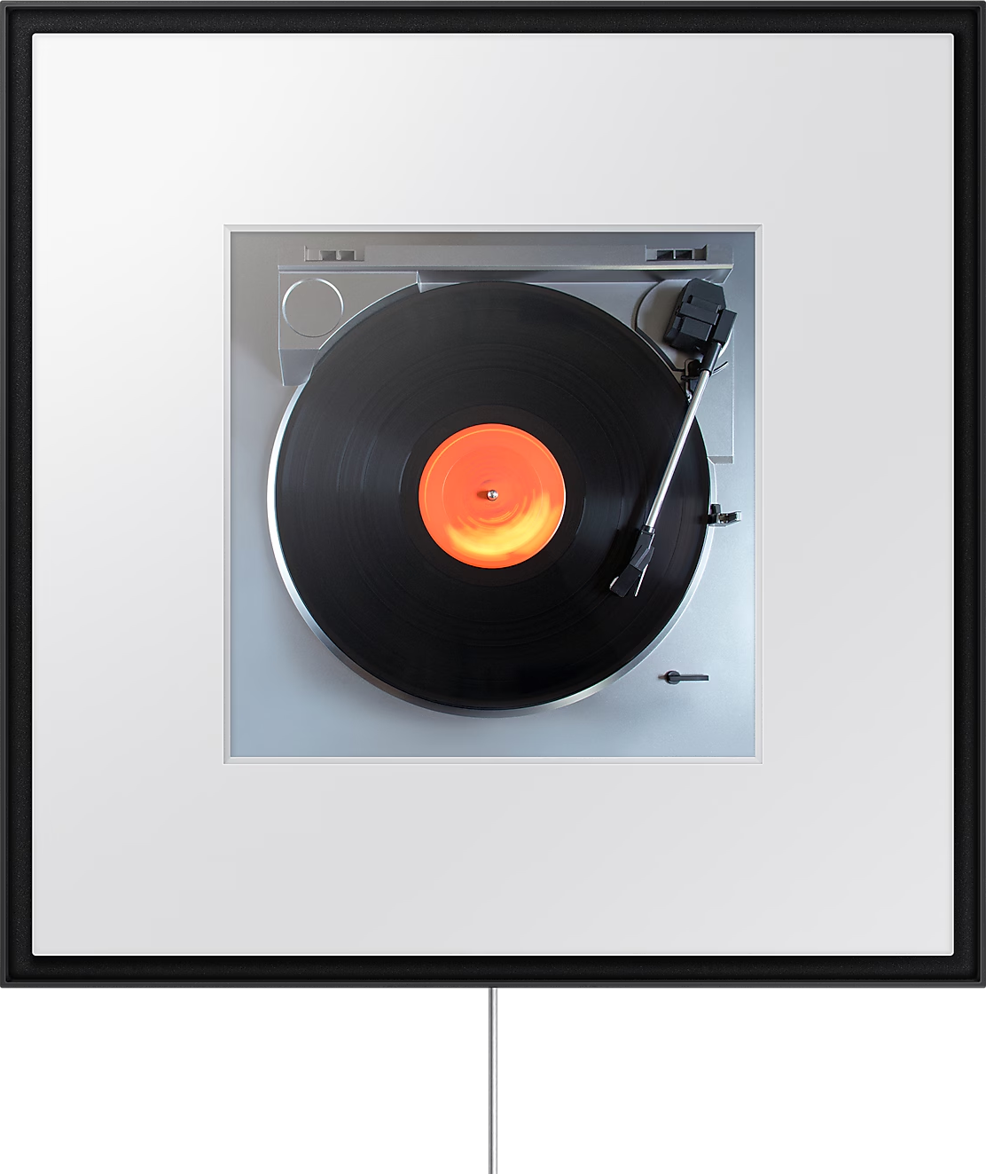 Platine vinyle avec disque noir et étiquette orange dans un cadre.