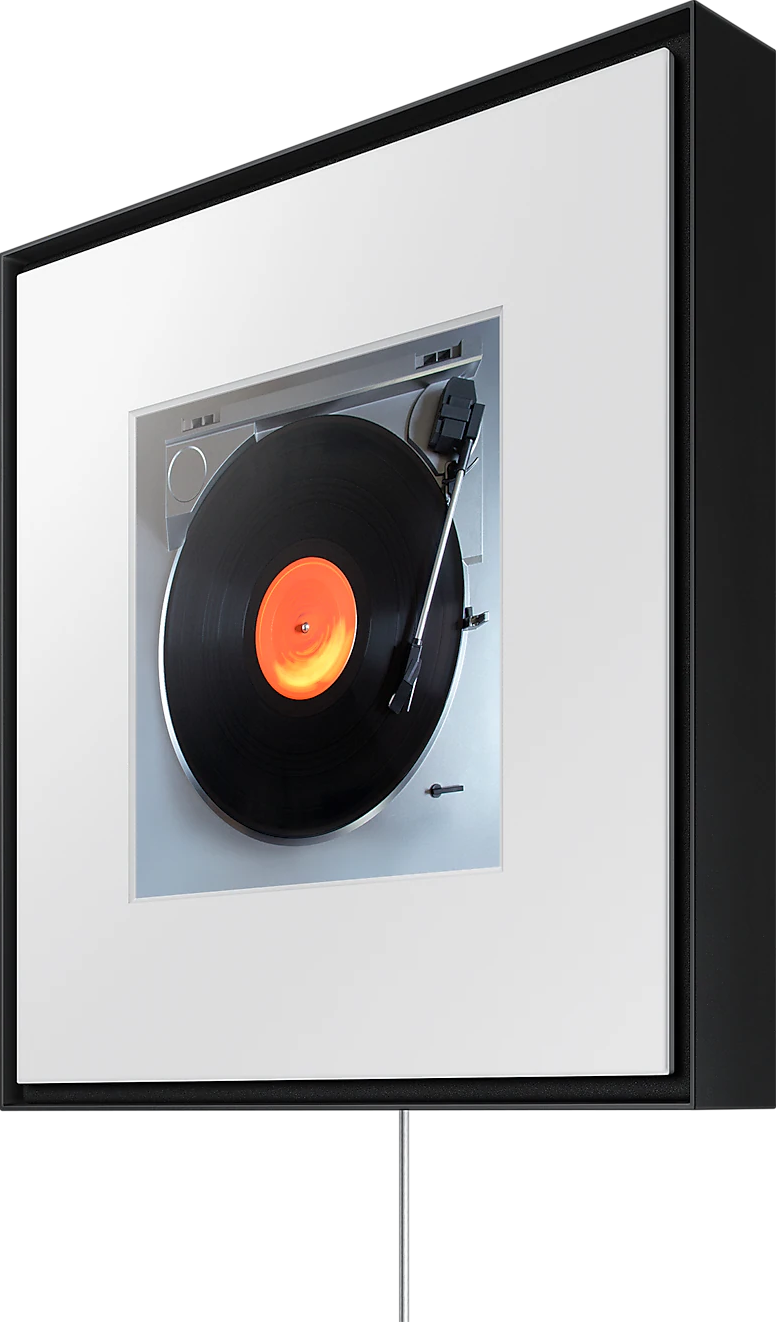 Une platine vinyle dans un cadre blanc jouant un disque.